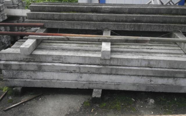 Betonové sloupy 10x10x220 cm - 300 ks k prodeji