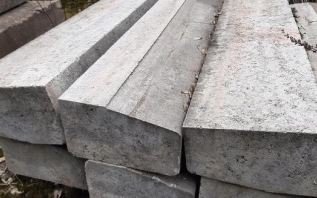 Nepoužitý silniční betonový obrubník 1000 mm