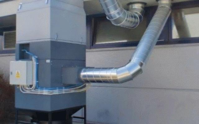 Modifikované odsávací zařízení s automatickým oklepem