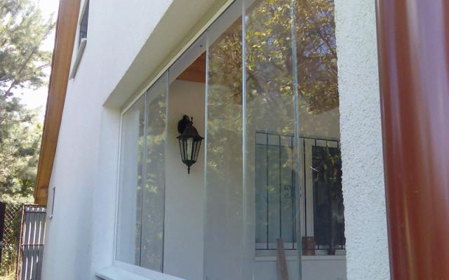 Moderní bezrámový systém Glass Al pro balkóny a lodžie