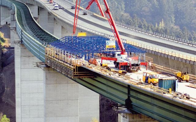 Doka-spriahnutý debniaci vozík pro moderní mosty