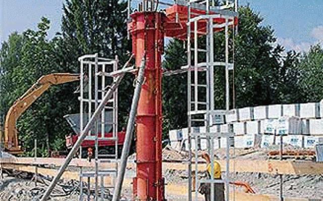 Kruhové stĺpy a betónové plochy pro administrativu