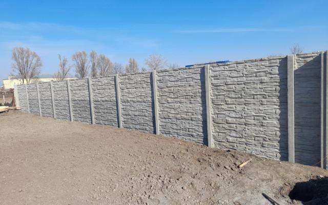 Betonové ploty a zámkové dlažby pro váš domov