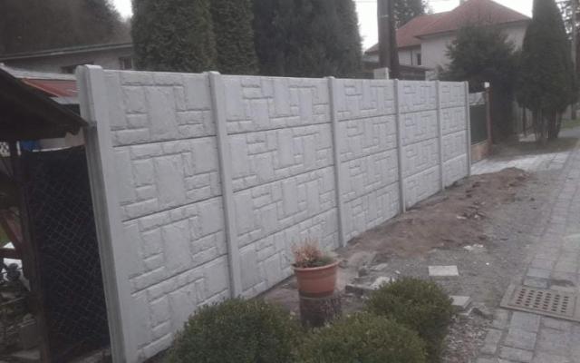 Betonové oplocení 2m před rodinným domem v Lubietové