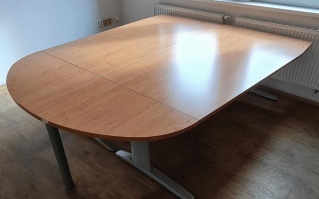 Sestava kancelářských stolů pro efektivní pracovní prostor