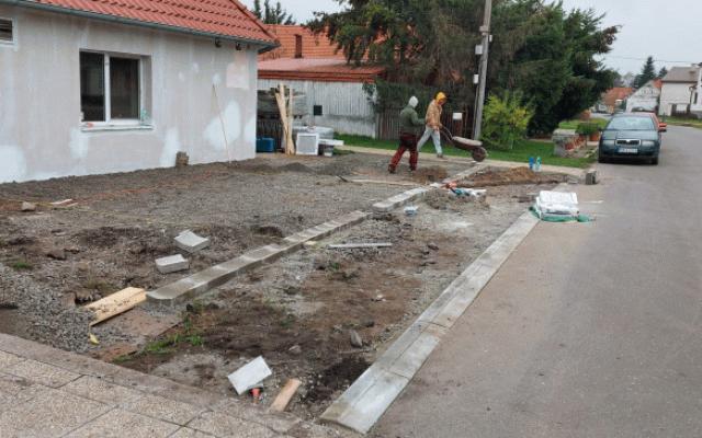 Zámková dlažba, obrubníky a žlaby pro váš projekt