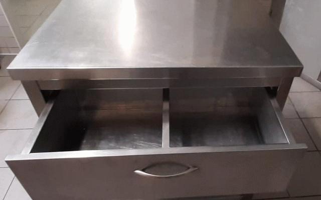 Kuchyňský stůl se zásuvkou pro gastro