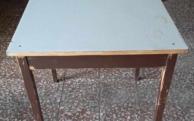 Dřevěný hnědý stolek 800x800 mm