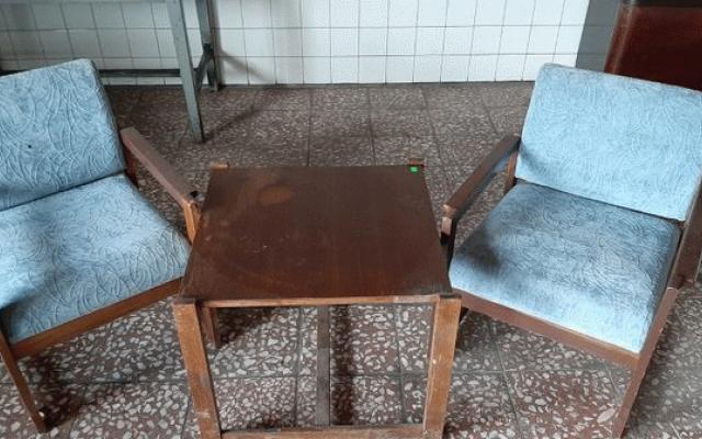 Modrý stolek a dvě křesla