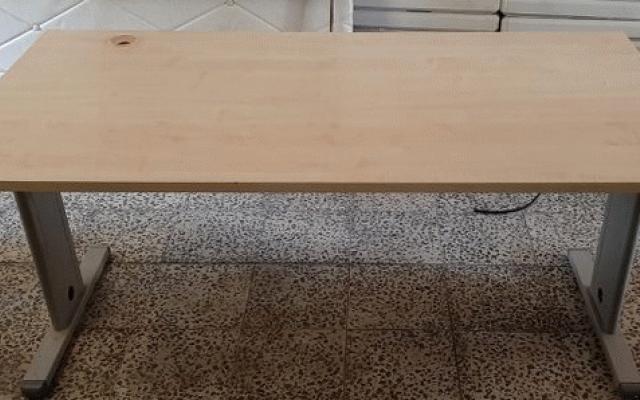 Světlý kancelářský stůl s moderním designem