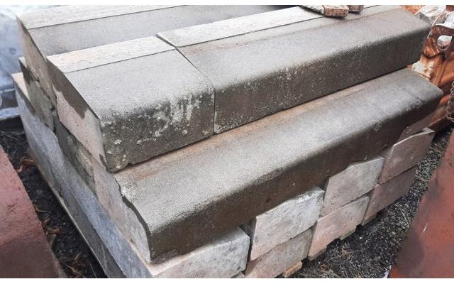 Nový silniční betonový obrubník 100x25 cm