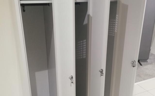Prodám světle šedou šatníkovou skříň