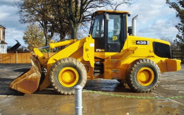 Traktor 2004 s klimatizací a hydraulikou