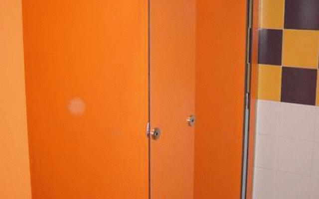 Sanitární kabinky DESMON pro každé prostředí