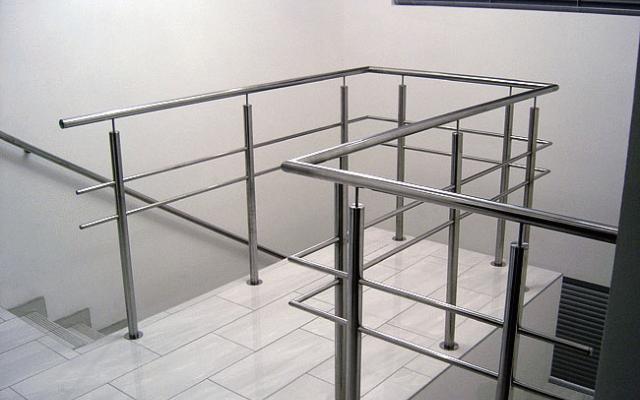 Nerezová a kovaná zábradlí pro schodiště a balkony