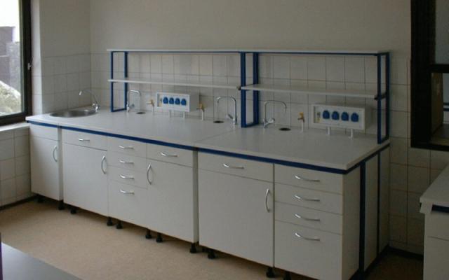 Inovativní laboratorní nábytek pro moderní laboratoře