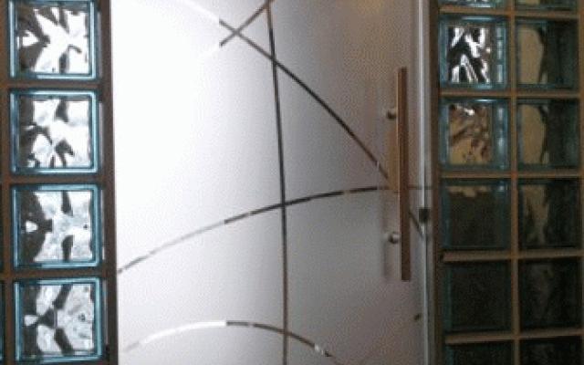 Bezrámové skleněné dveře pro moderní interiéry