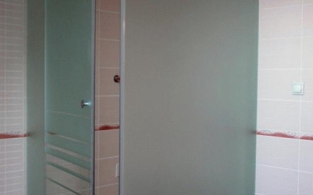 Moderní skleněné sprchové boxy bez rámu