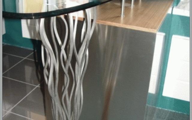 Elegantní nerezová noha stolu v moderním designu