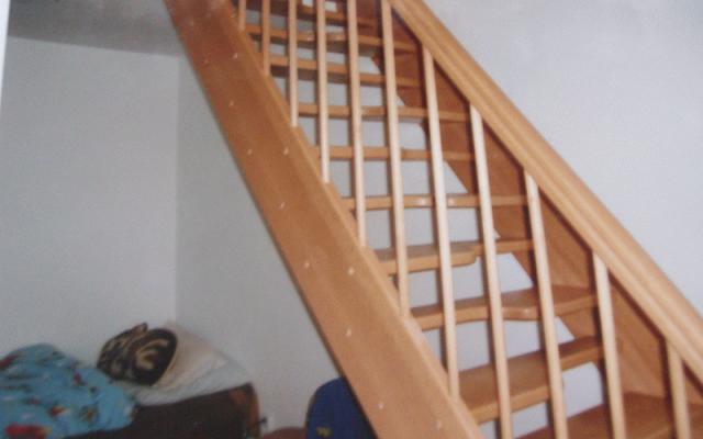 Kvalitní dřevěné schody a nábytek na míru