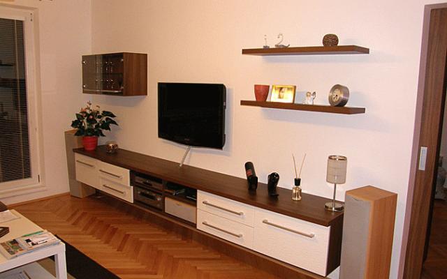 Stylové konferenční stolíky s čerešněmi a ořechy