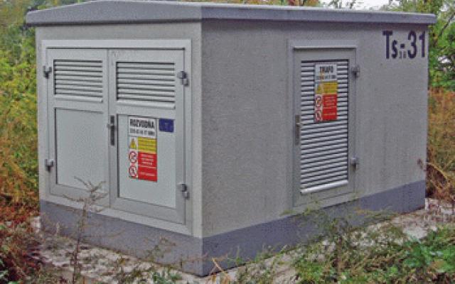 Kompaktní polozapuštěná transformační stanice