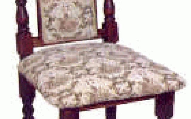 Čalúnený bukový stůl 110x44 cm