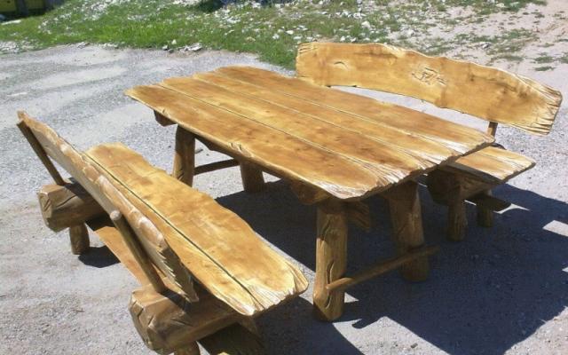 Sedenia z agátového dreva s patinou
