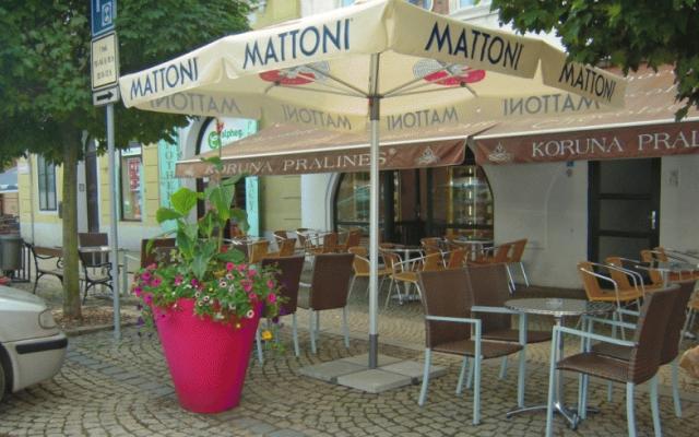 Dvoubarevný květináč s rezervou vody