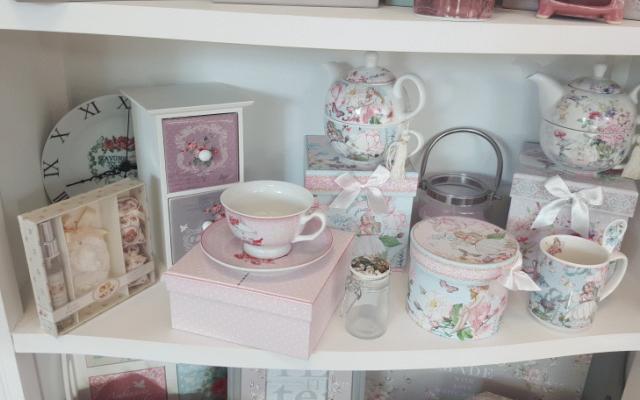 Nábytek v stylu shabby chic a Provence