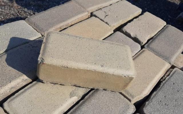Žlutá betonová dlažba - kvalitní a stylová volba