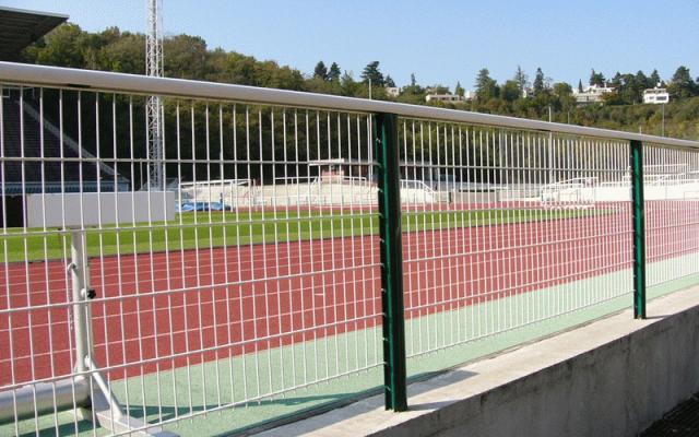 Estetické oplocení pro sportoviště a veřejné prostory