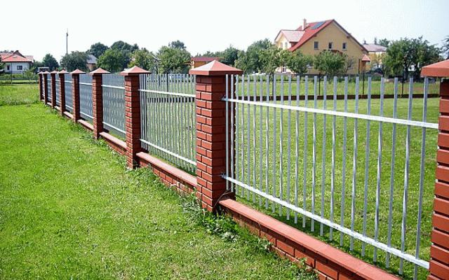 Oplocení a brány pro dokonalou ochranu vašeho pozemku
