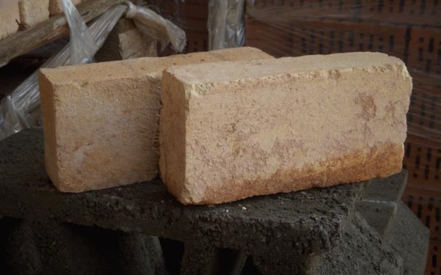 Kvalitní použité samotové cihly 24x12x6,5 cm