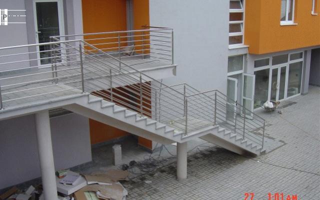 Bezbariérové zábradlí pro bezpečný vstup do budov