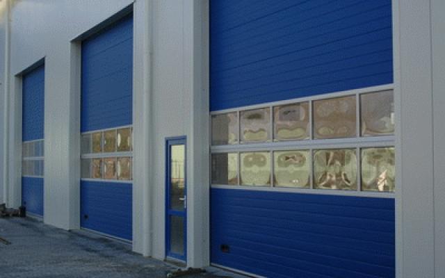Izolované průmyslové brány pro efektivní stavby