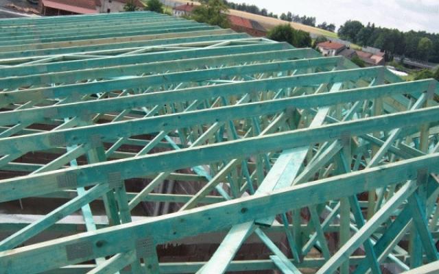 Střechy a konstrukce na míru pro váš projekt