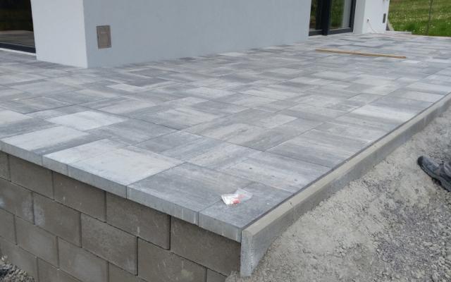 Expert na pokládku zámkové dlažby pro váš projekt