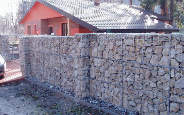 Gabionové ploty a múry: Stabilní a estetické řešení
