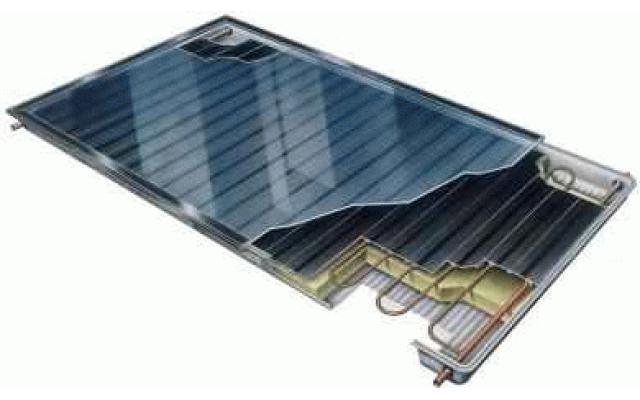 Plochý solární kolektor pro efektivní vertikální instalaci