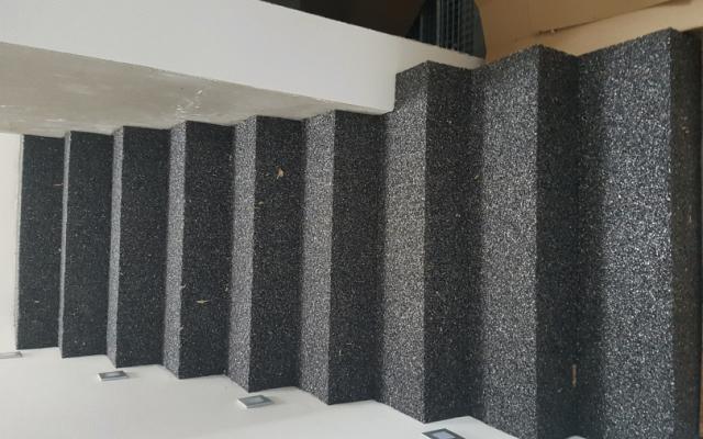 Kamenný koberec na míru pro váš interiér i exteriér