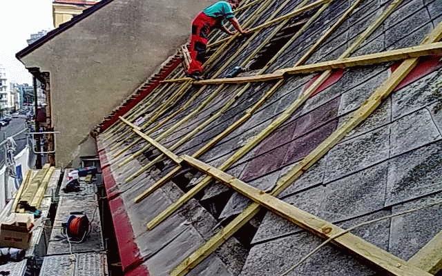 Modernizace střechy hotelu na metalickou krytinu