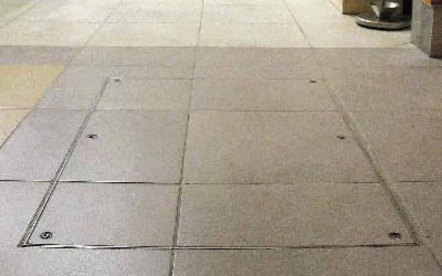 Estetické šachtové poklopy pro dlažbu – funkční řešení