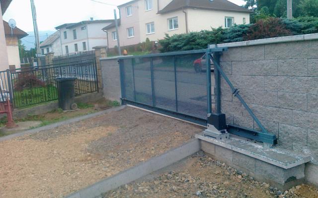 Kvalitní žiarovo pozinkované samonosné brány na míru