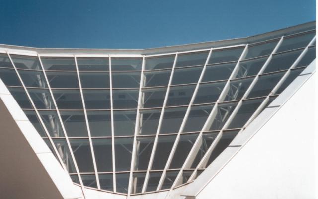 Moderní hliníkový fasádní systém s elektrickými okny