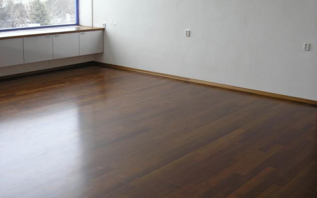 Exotické dřeviny pro elegantní terasy a koupelny