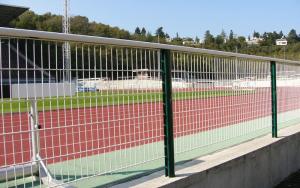 Estetické a bezpečnostní oplocení pro sportovní zařízení