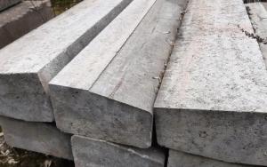 Nepoužitý silniční betonový obrubník 1000 mm