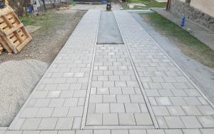 Realizace zámkové dlažby a svahových tvarnic