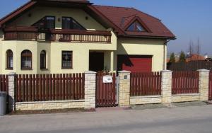 Betonové a plastové ploty s přírodním vzhledem